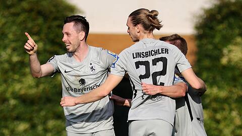Löwen-Jubel: Marcel Bär, Tim Linsbichler und Stefan Lex (verdeckt, von links) feiern den 3:1-Sieg im Testspiel über Hansa Rostock.
