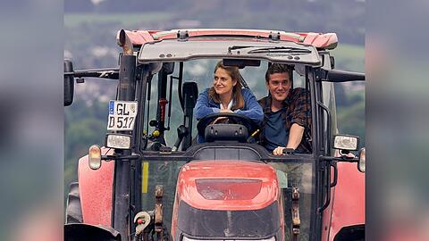 "Landfrauen - Wir können auch anders!": Laura (Bettina Burchard) und Paul (Max Bretschneider) necken sich auf dem Traktor.