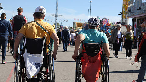 Tag für Tag und Jahr für Jahr sind die beiden Mitglieder des Behindertenbeirats mit dem Rollstuhl auf dem Oktoberfest unterwegs. Immer wieder stoßen sie auf Barrieren - darüber wollen sie sprechen, um diese abzubauen.