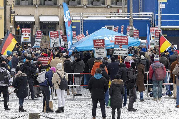 Im Januar haben AfD-Anhänger mit Deutschland-Fahnen vor der Staatsoper demonstriert. Im Januar haben AfD-Anhänger mit Deutschland-Fahnen vor der Staatsoper demonstriert.