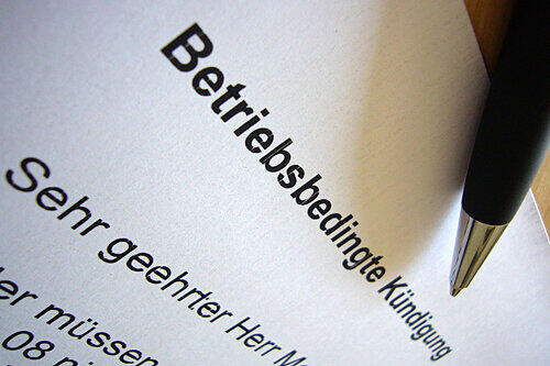 Das Schreiben zur betriebsbedingten Kündigung. Laut Arbeitsrechtlern wird die allerdings manchmal nur vorgeschoben, um bestimmte Leute loszuwerden.
