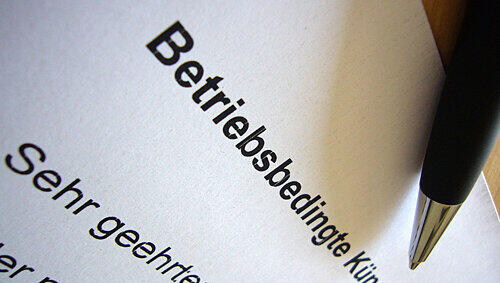 Das Schreiben zur betriebsbedingten Kündigung. Laut Arbeitsrechtlern wird die allerdings manchmal nur vorgeschoben, um bestimmte Leute loszuwerden. Das Schreiben zur betriebsbedingten Kündigung. Laut Arbeitsrechtlern wird die allerdings manchmal nur vorgeschoben, um bestimmte Leute loszuwerden.