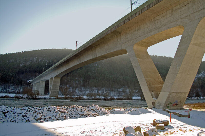 Maintalbrücke über den Main in Gemünden: Der Fahrer steuerte sein Auto auf der Fluch in den Main. (Archivbild 2006)