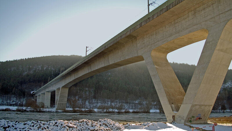 Maintalbrücke über den Main in Gemünden: Der Fahrer steuerte sein Auto auf der Fluch in den Main. (Archivbild 2006) Maintalbrücke über den Main in Gemünden: Der Fahrer steuerte sein Auto auf der Fluch in den Main. (Archivbild 2006)