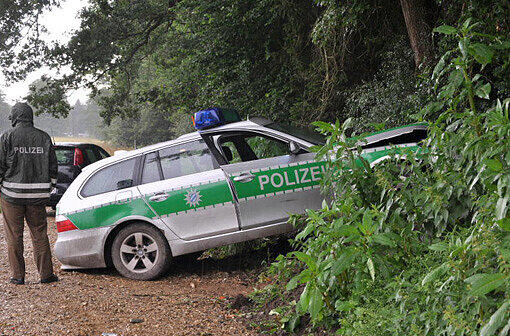 Schwer beschädigt: das Polizeiauto nach dem Unfall