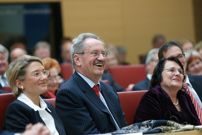 Die Landtags-SPD hat den &bdquo;SZ&ldquo;-Journalisten Heribert Prantl mit dem Wilhelm-Hoegner-Preis 2011 ausgezeichnet.