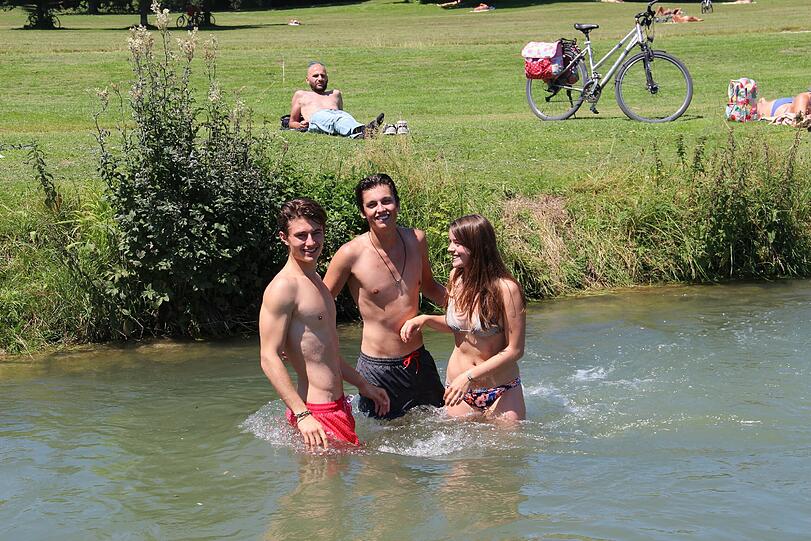 Noch zu kalt? Die ersten Mutigen trauen sich in den Schwabinger Bach.