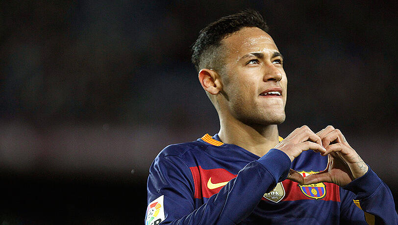 Mit einem Marktwert von 100 Millionen Euro belegt Neymar laut "transfermarkt.de" im weltweiten Ranking den dritten Platz hinter Messi (120 Millionen Euro) und Real Madrids Cristiano Ronaldo (110 Millionen Euro). Mit einem Marktwert von 100 Millionen Euro belegt Neymar laut "transfermarkt.de" im weltweiten Ranking den dritten Platz hinter Messi (120 Millionen Euro) und Real Madrids Cristiano Ronaldo (110 Millionen Euro).