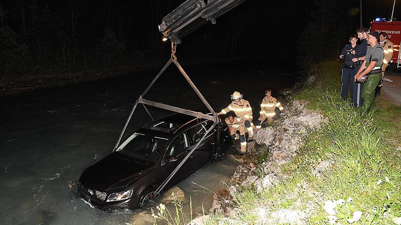 Wohl wegen eines Ausweichmanövers landeten die beiden Männer mit ihrem Auto im Rißbach. Die Bilder.