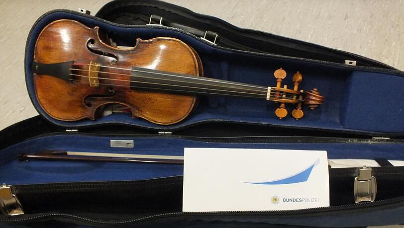 15.000 Euro ist die Barockvioline nebst Koffer und Bogen wert. Umso glücklicher ist die Musikerin aus Hamburg, die sie erst in der S-Bahn verlor - und ein paar Tage später wieder zurückbekam. 15.000 Euro ist die Barockvioline nebst Koffer und Bogen wert. Umso glücklicher ist die Musikerin aus Hamburg, die sie erst in der S-Bahn verlor - und ein paar Tage später wieder zurückbekam.