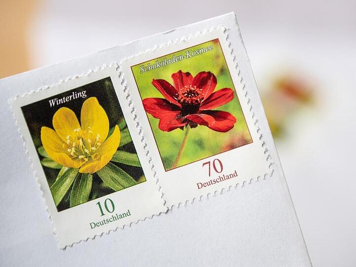 Eine 70-Cent und eine 10-Cent Briefmarke auf einem Briefumschlag. Das Versenden eines Standardbriefs im Inland kostet von Juli an 80 Cent.
