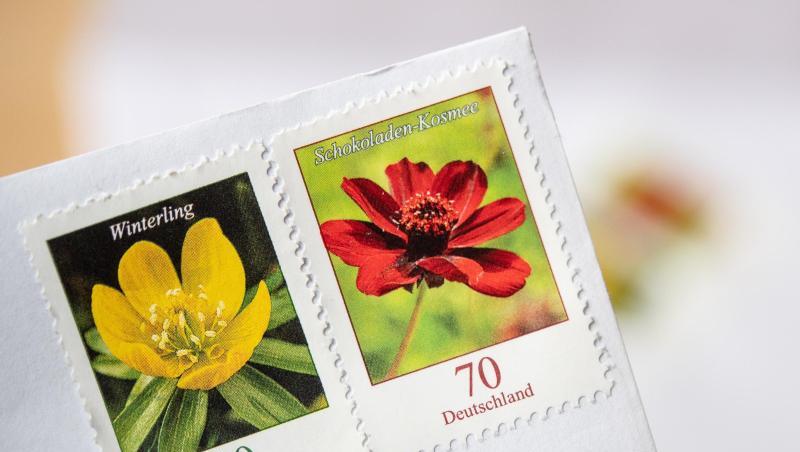 Eine 70-Cent und eine 10-Cent Briefmarke auf einem Briefumschlag. Das Versenden eines Standardbriefs im Inland kostet von Juli an 80 Cent. Eine 70-Cent und eine 10-Cent Briefmarke auf einem Briefumschlag. Das Versenden eines Standardbriefs im Inland kostet von Juli an 80 Cent.