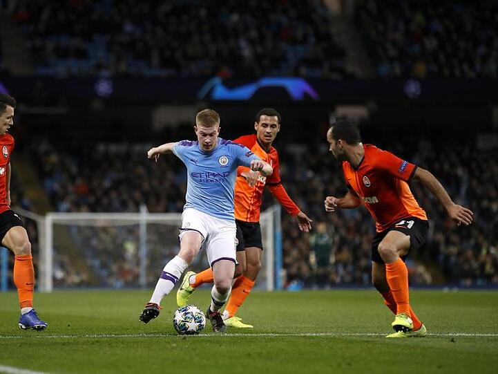 Ex-Bundesliga-Profi Kevin De Bruyne (M) kam mit Man City gegen Schachtjor Donezk nicht über ein Remis hinaus.