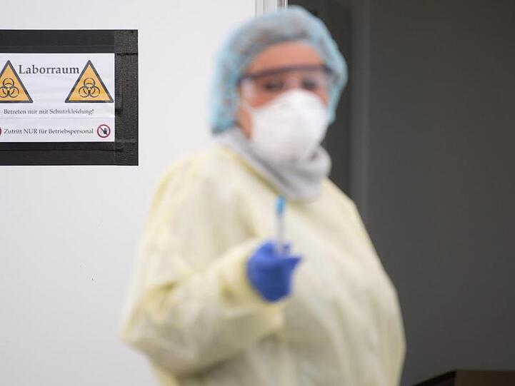 Corona-Abstrich-Zentrum in Stuttgart. In Kirchheim unter Teck ist ein weiterer Patient gestorben.