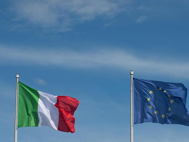 Flaggen der Europäischen Union und Italiens: Die EU-Kommission wird nun doch kein Schulden-Strafverfahren gegen Italien einleiten.