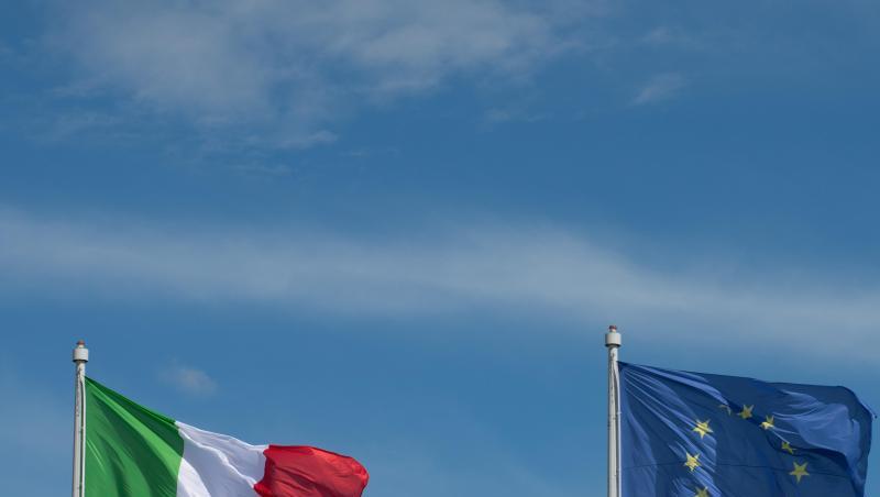 Flaggen der Europäischen Union und Italiens: Die EU-Kommission wird nun doch kein Schulden-Strafverfahren gegen Italien einleiten. Flaggen der Europäischen Union und Italiens: Die EU-Kommission wird nun doch kein Schulden-Strafverfahren gegen Italien einleiten.