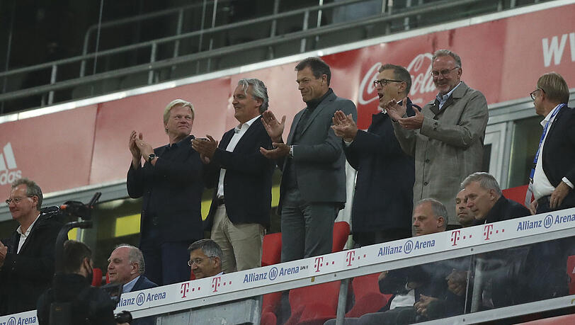 Die Funktionäre des FC Bayern halten auf der Tribüne kaum Abstand.