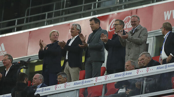 Die Funktionäre des FC Bayern halten auf der Tribüne kaum Abstand.