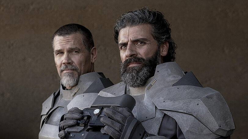 "Dune": Josh Brolin als Gurney Halleck, an seiner Seite Oscar Isaac als Leto Atreides.