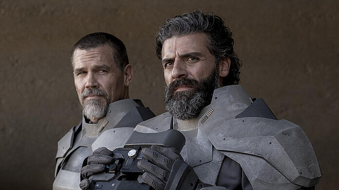 "Dune": Josh Brolin als Gurney Halleck, an seiner Seite Oscar Isaac als Leto Atreides.