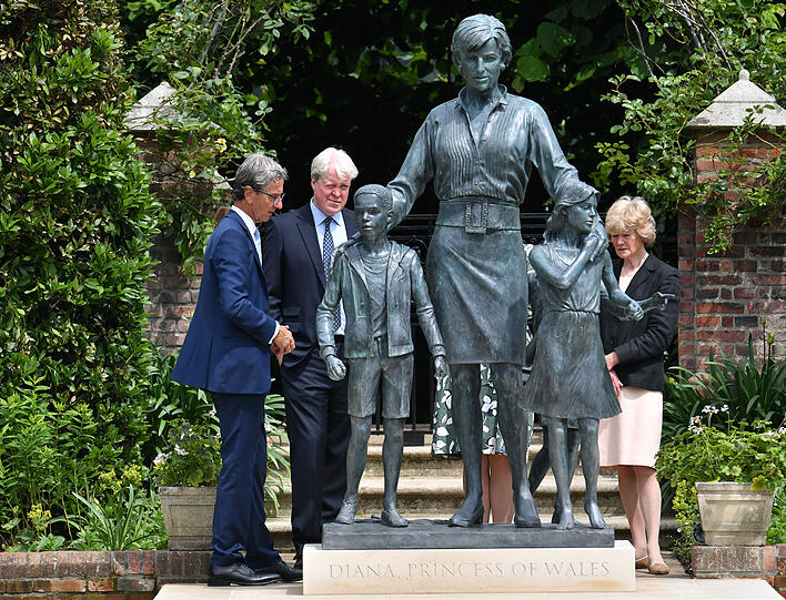 Prinzessin Diana wäre heute 60: Bildhauer Ian Rank-Broadley, Earl Spencer und Lady Sarah McCorquodale stehen neben der Statue