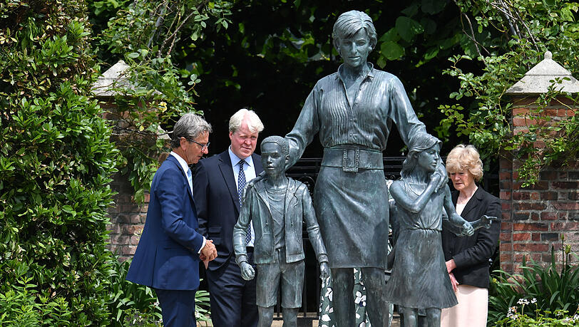 Prinzessin Diana wäre heute 60: Bildhauer Ian Rank-Broadley, Earl Spencer und Lady Sarah McCorquodale stehen neben der Statue Prinzessin Diana wäre heute 60: Bildhauer Ian Rank-Broadley, Earl Spencer und Lady Sarah McCorquodale stehen neben der Statue