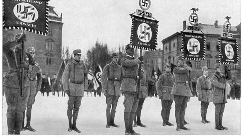 Aufmarsch von Nationalsozialisten auf dem Marsfeld am 9. November 1923. Aufmarsch von Nationalsozialisten auf dem Marsfeld am 9. November 1923.
