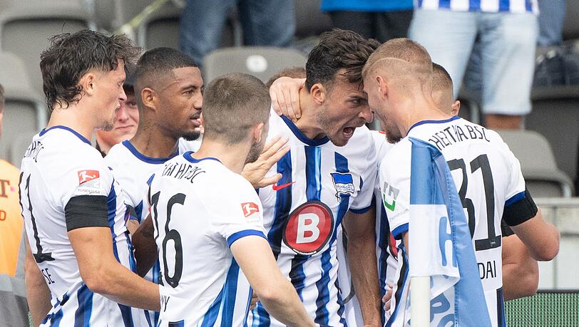 Herthas Doppeltorschütze Haris Tabakovic (M.) lässt sich feiern.