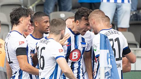 Herthas Doppeltorschütze Haris Tabakovic (M.) lässt sich feiern.