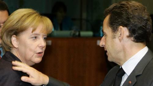 Richtig begeistert schaut sie nicht: Sarkozy legt Merkel seine Hand auf die Schulter. Richtig begeistert schaut sie nicht: Sarkozy legt Merkel seine Hand auf die Schulter.