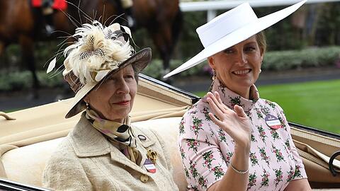 Prinzessin Anne und ihre Schwägerin Sophie verstehen sich gut und besuchten schon viele Veranstaltungen zusammen - wie hier das Pferderennen in Ascot.