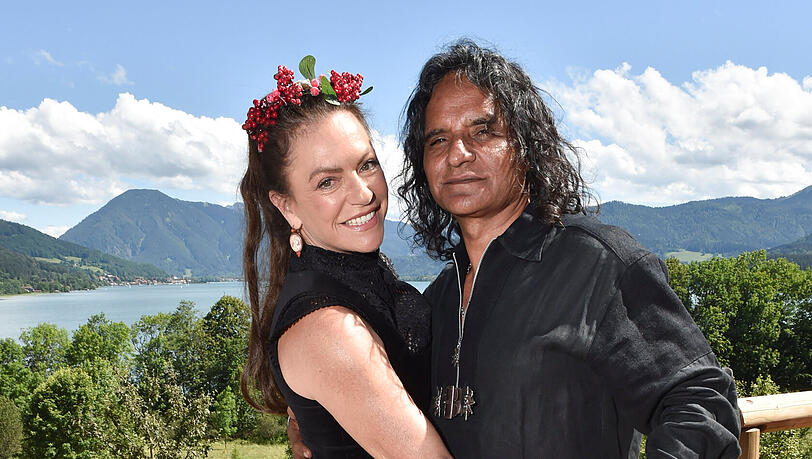 Christine Neubauer mit Jose Campos sind seit 2011 ein Paar. Er veränderte die Ansichten der Schauspielerin maßgeblich. Christine Neubauer mit Jose Campos sind seit 2011 ein Paar. Er veränderte die Ansichten der Schauspielerin maßgeblich.