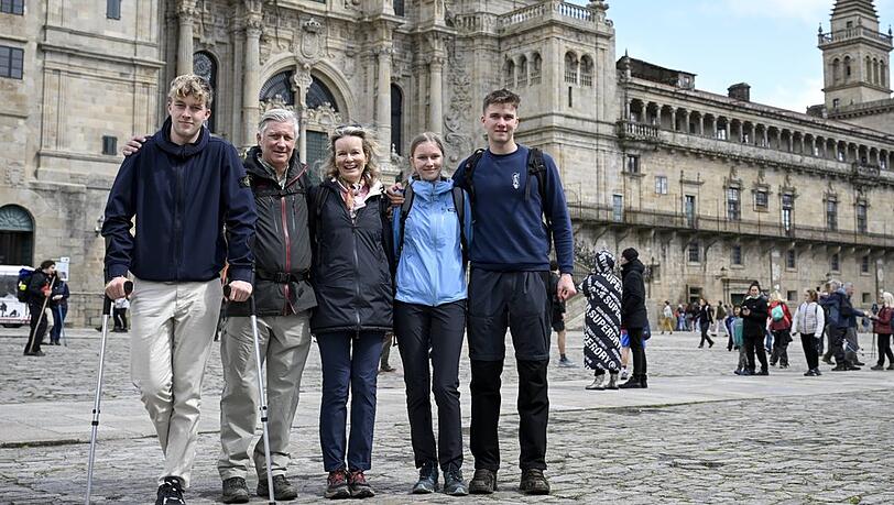 Prinz Emmanuel (li.), seine Eltern, seine Schwester Eléonore und Bruder Prinz Gabriel in Santiago de Compostela.