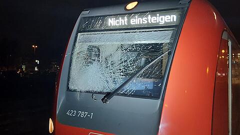 Die Frontscheibe der S-Bahn ist gesplittert. Die Frontscheibe der S-Bahn ist gesplittert.