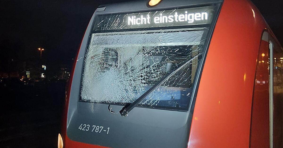 Schockmoment-in-M-nchen-Unbekannter-wirft-Betonplatte-auf-fahrende-S-Bahn