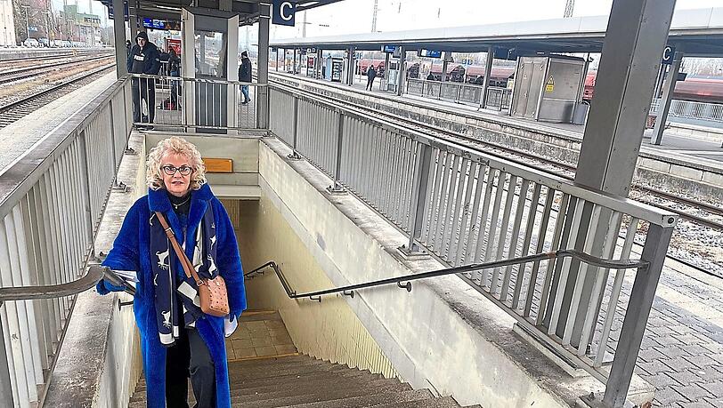Treppen statt Aufzug: Monika Voland-Kleemann kritisiert, dass der Donau-Isar-Express in Landshut ausgerechnet an dem einzigen nicht barrierefreien Bahnsteig h&auml;lt.