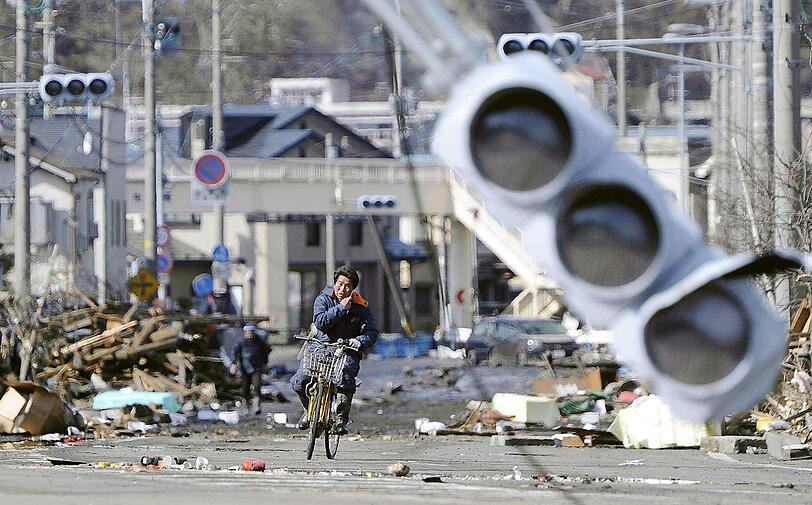 Bei einer Explosion in der japanischen
Atomanlage Fukushima-Daiichi ist das Reaktorgebäude zerstört worden.
Menschen im Umkreis von zehn Kilometern sollten sich schnell in
Sicherheit bringen, sagte Regierungssprecher Yukio Edano am Samstag.
Die Behörden befürchten, in der Atomanlage könnte es zu einer
Kernschmelze kommen.