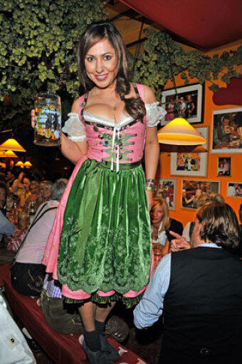 So wie diese junge Dame im traditionellem Dirndl Outfit.