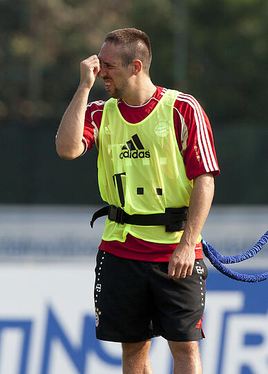Ribéry mit Gurt um den Bauch.