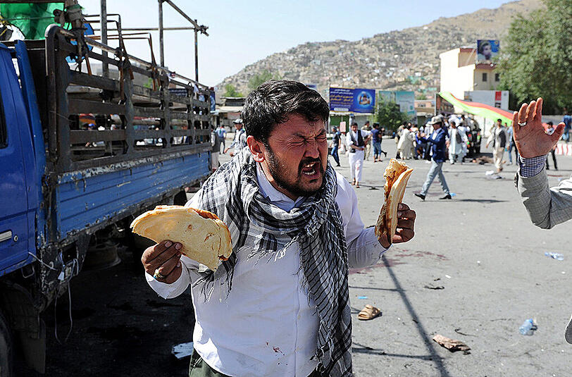 Schreckliche Bilder aus Kabul: Bei einer Demonstration kommt es zu mehreren Explosionen. 61 Menschen werden getötet, 207 sind schwer verletzt. Foto: HEDAYATULLAH AMID