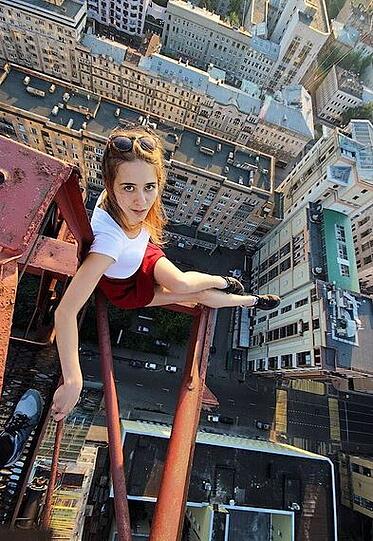 Umso höher, umso besser: Die russische Rooferin Angela Nikolau ist im Selfie-Wahn. Sehen Sie selbst...