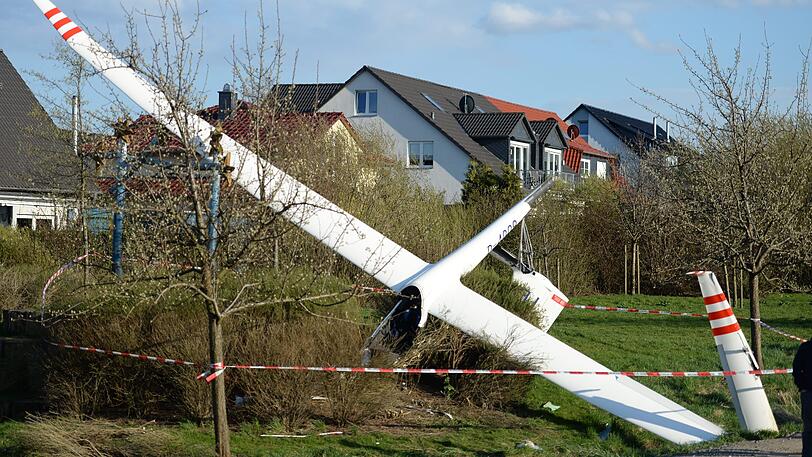 Wenn Segelflugzeuge abstürzen, geht dies für die Insassen oft ungut aus. Hier eine Bruchlandung bei Braunschweig. (Symbolbild)
