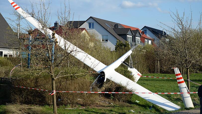 Wenn Segelflugzeuge abstürzen, geht dies für die Insassen oft ungut aus. Hier eine Bruchlandung bei Braunschweig. (Symbolbild) Wenn Segelflugzeuge abstürzen, geht dies für die Insassen oft ungut aus. Hier eine Bruchlandung bei Braunschweig. (Symbolbild)