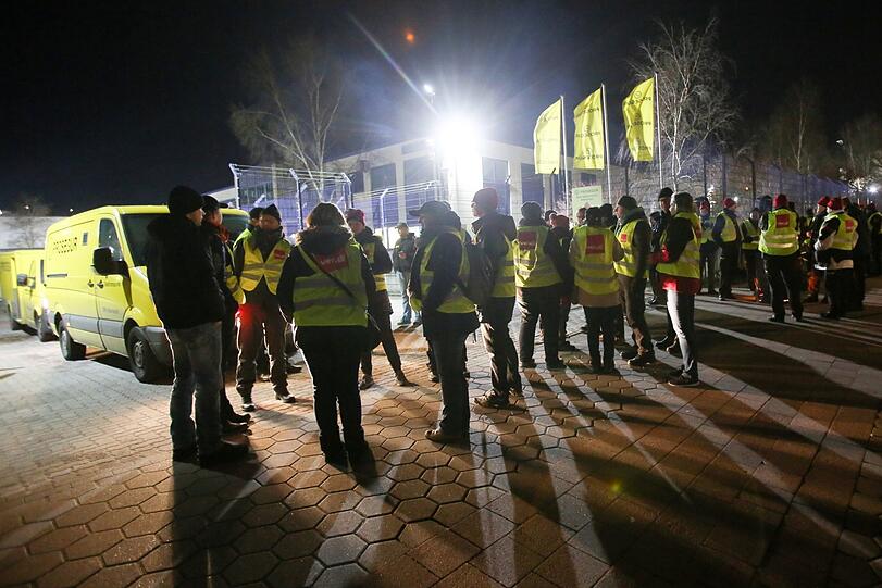 Hamburg: Streikende Geldtransport-Fahrer blockieren für einige Minuten die Abfahrt von Geldtransportern der Firma Prosegur.