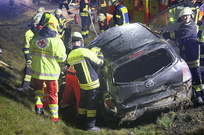 Ein Toyota-Fahrer ist nach einem Überholmanöver mit voller Wucht auf einen Fiat aufgefahren - drei Menschen wurden verletzt.