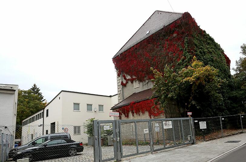 Hotterstraße 10 und 12: Der Bunker und das Grundstück dahinter werden als &bdquo;Baugrundstück mit Einzeldenkmal in Traumlage&ldquo; angeboten.