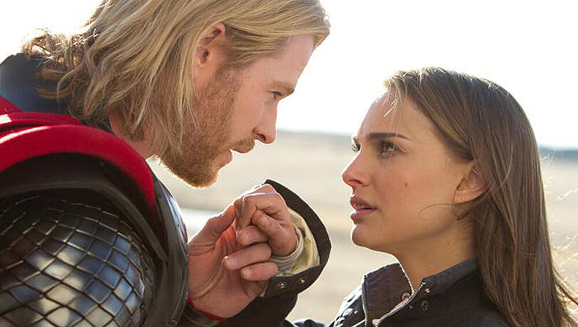 "Thor": Dank Jane (Natalie Portman) lernt Thor (Chris Hemsworth), was es heißt Mensch zu sein "Thor": Dank Jane (Natalie Portman) lernt Thor (Chris Hemsworth), was es heißt Mensch zu sein