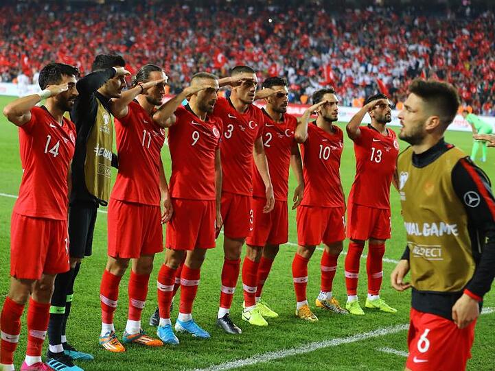 Nach dem Sieg in der EM-Qualifikation über Albanien salutieren einige türkische Spieler vor den Fans.