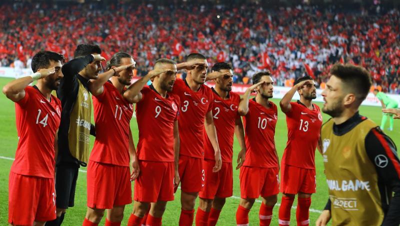 Nach dem Sieg in der EM-Qualifikation über Albanien salutieren einige türkische Spieler vor den Fans. Nach dem Sieg in der EM-Qualifikation über Albanien salutieren einige türkische Spieler vor den Fans.
