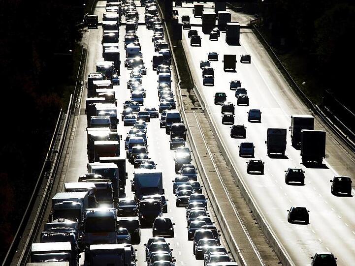Der Ferienverkehr wird am Wochenende für Staus auf vielen Autobahnen sorgen.